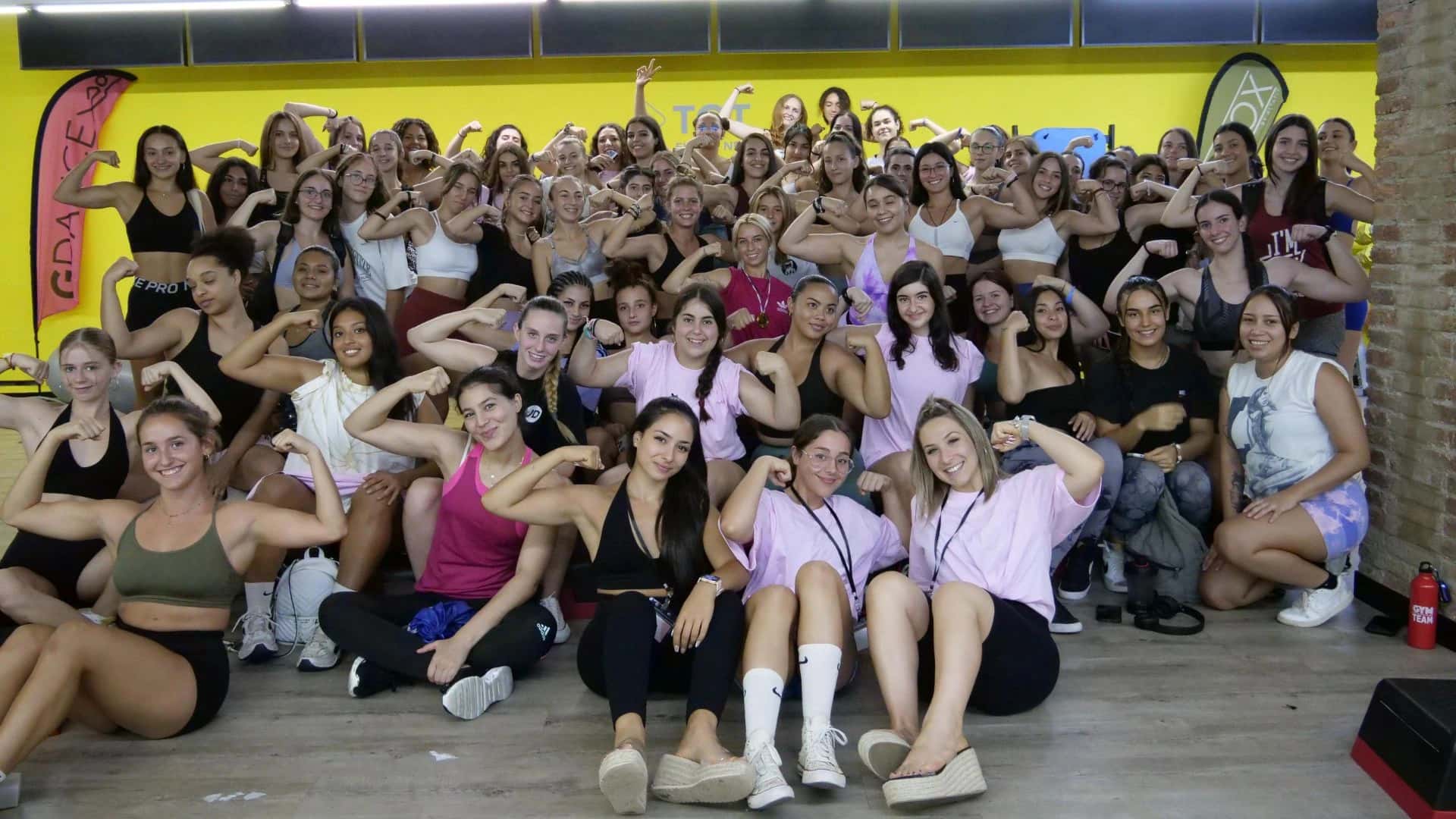Mariam organizando uno de los mayores eventos de fitness para mujeres en España