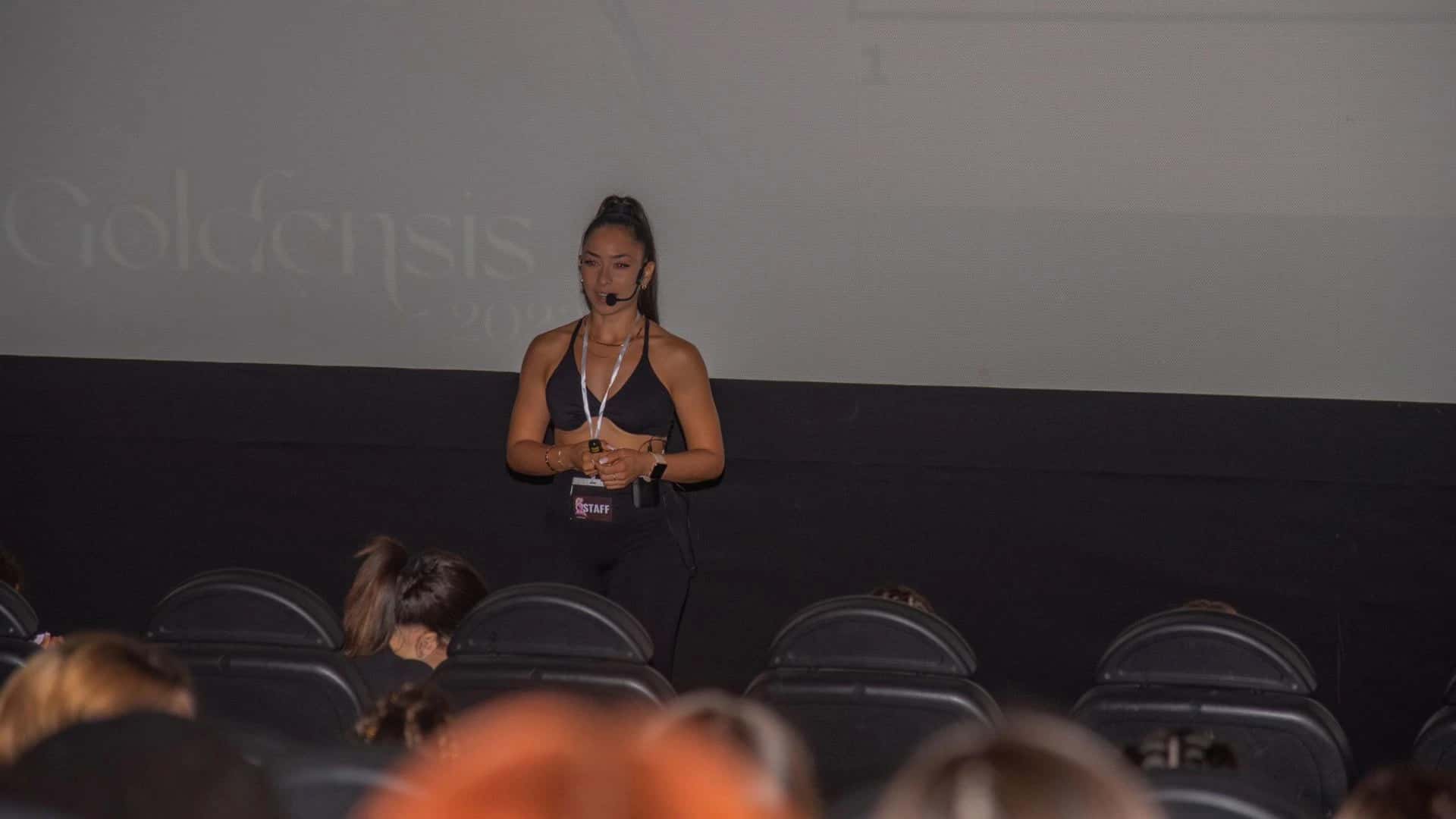 Mariam impartiendo una formación sobre entrenamiento para mujeres